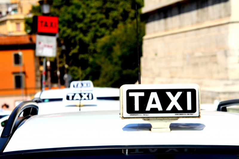 taxis-AIGUINES-min_taxi_auto_rome_road_white-1051610